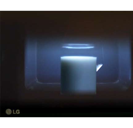 Näkyvillä on LG Neochef™, jonka sisällä palaa led-lamppu.