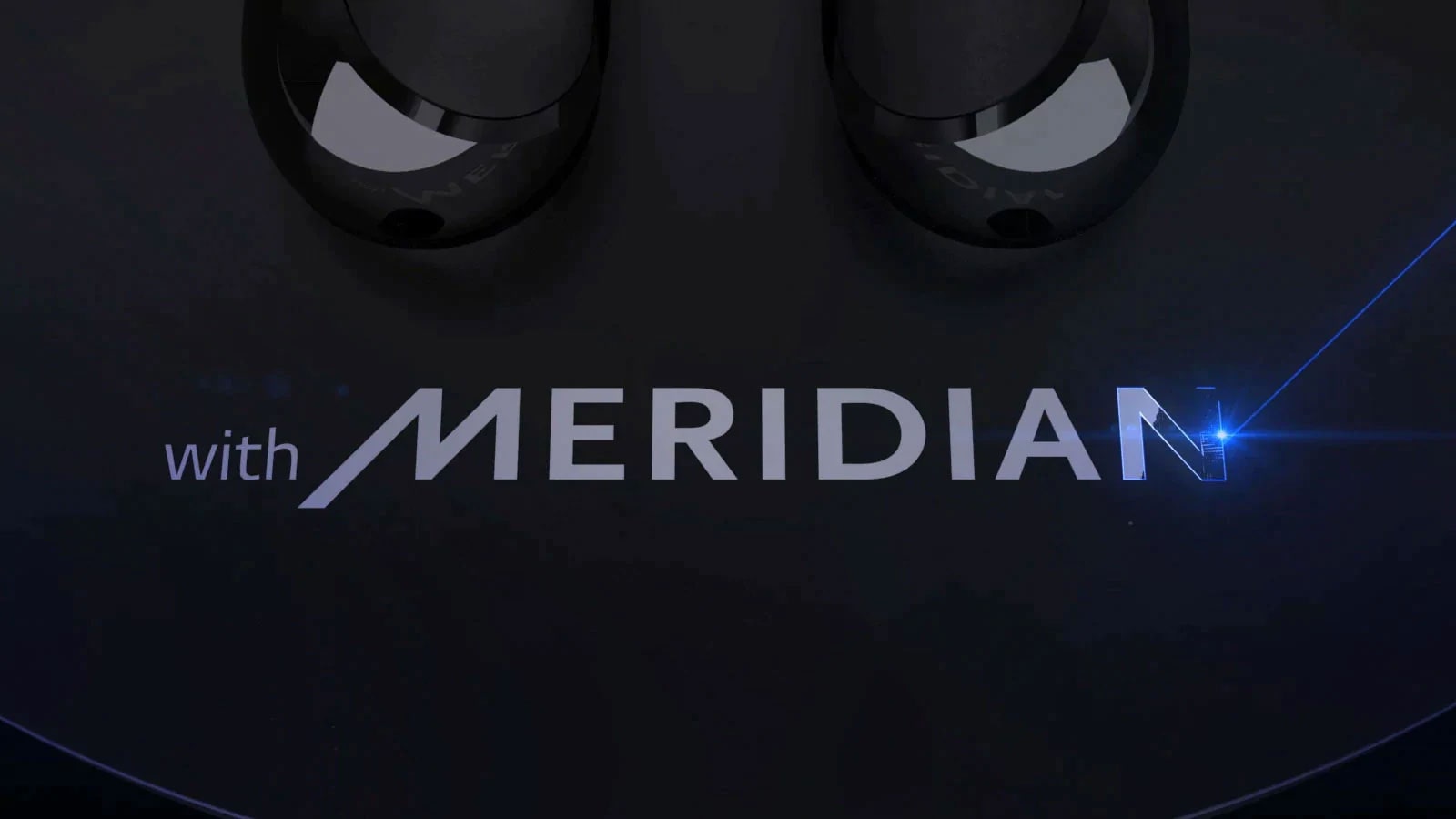 "with MERIDIAN" on kaiverrettu sinisellä laserilla.