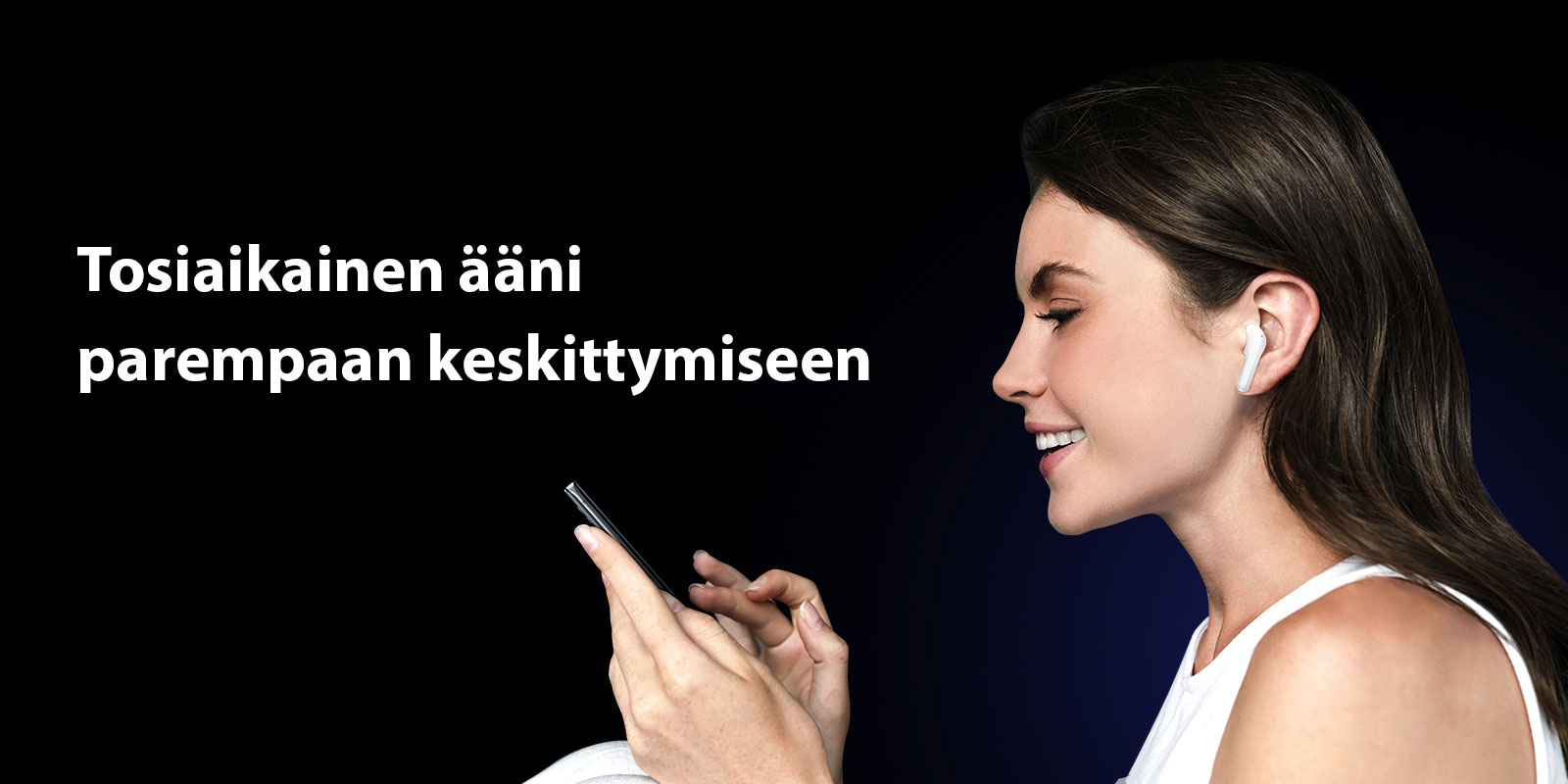 Nainen käyttää puhelinta ja kuuntelee samanaikaisesti TONE Free -sovelluksen kautta