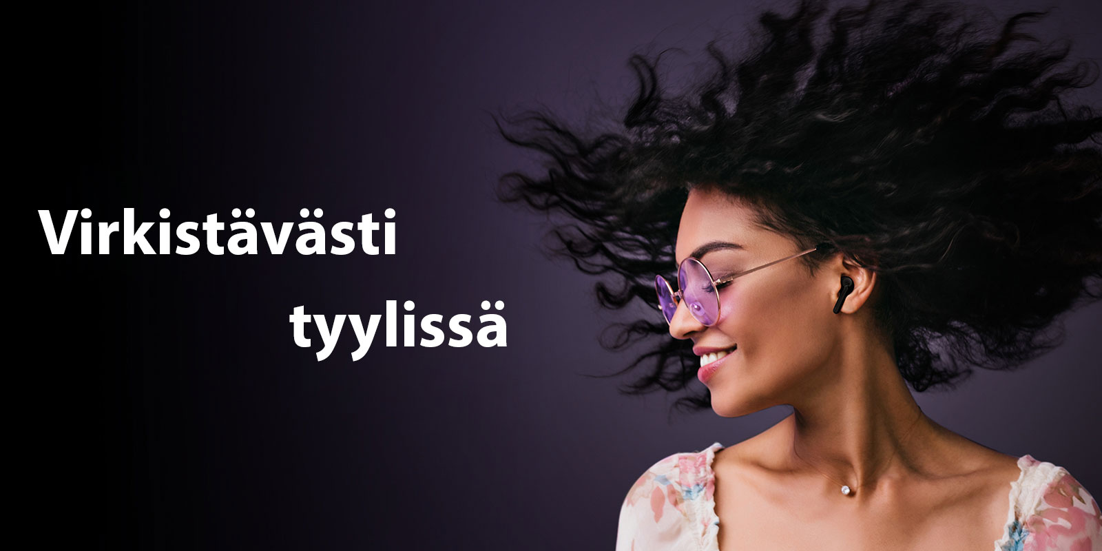 Nainen hymyilee kuunnellessaan musiikkia Tone Free -laitteella.
