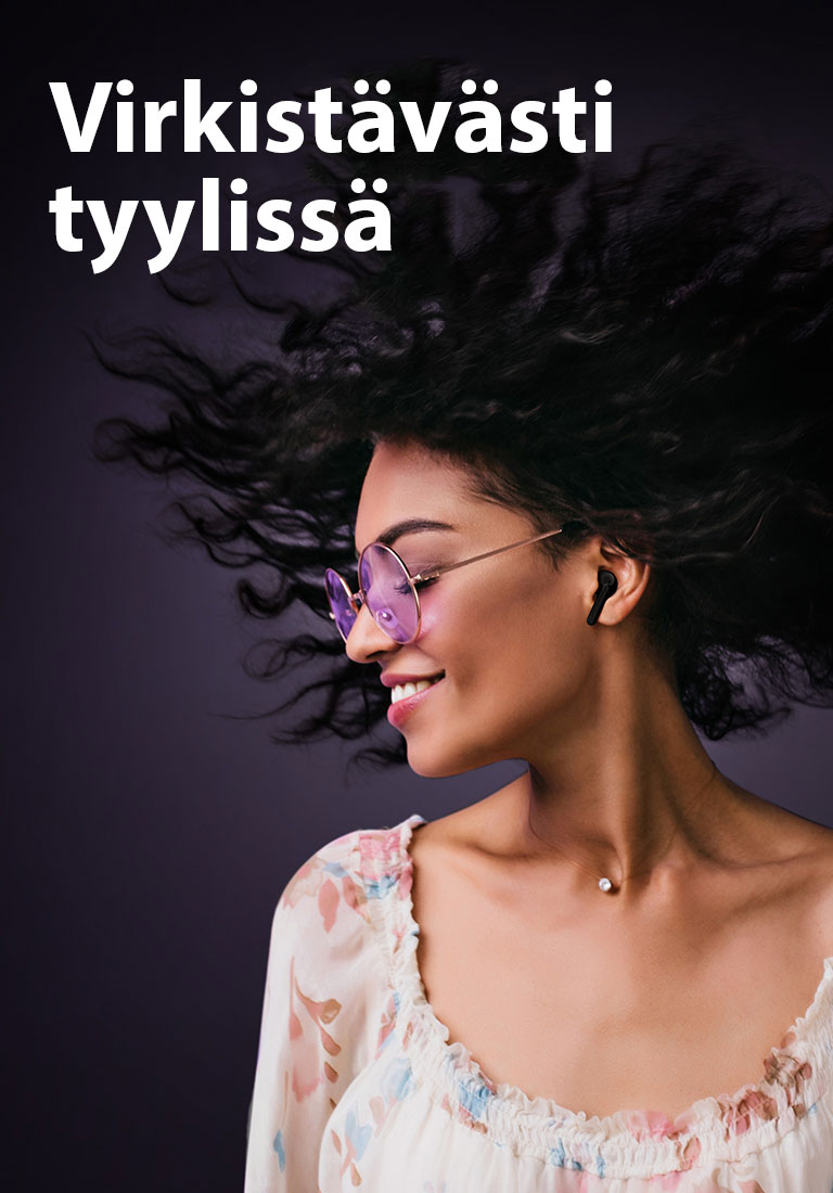 Nainen hymyilee kuunnellessaan musiikkia Tone Free -laitteella.