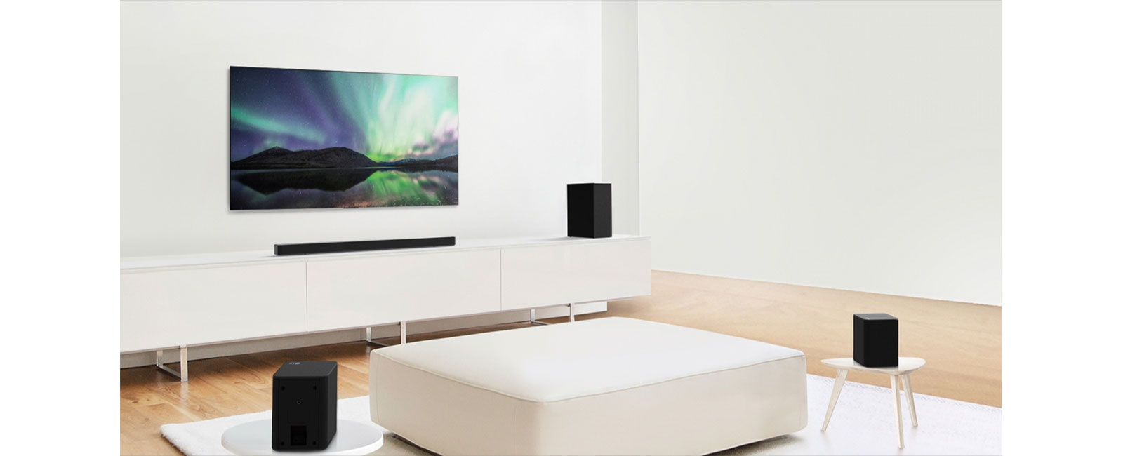 Videoesikatselussa näkyy LG-soundbar-kaiutin valkoisessa olohuoneessa 5.1-kanavaisessa asennuksessa. 