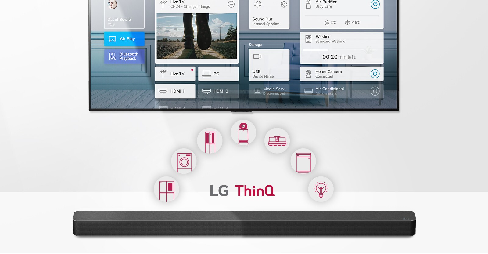Televisio on seinällä. LG-soundbar-kaiutin on television alapuolella. LG ThinQ -logo ja ohjauspainikkeet näkyvät television ja LG -soundbar-kaiuttimen välissä.