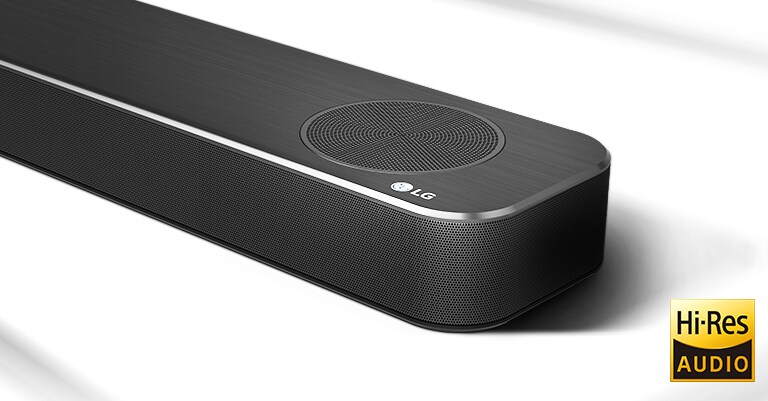 Lähikuva soundbar-kaiuttimen oikeasta reunasta, jonka oikeassa alakulmassa on LG-logo. Hi-Res-logo näkyy tuotteen alapuolella. 