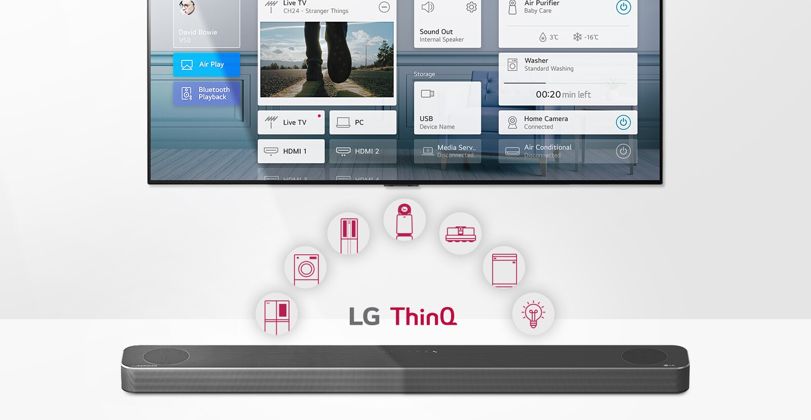 Televisio on seinällä. LG-soundbar-kaiutin on television alapuolella. LG ThinQ -logo ja ohjauspainikkeet näkyvät television ja LG -soundbar-kaiuttimen välissä.