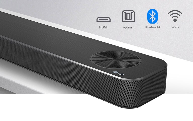 Lähikuva soundbar-kaiuttimen oikeasta reunasta, jonka oikeassa alakulmassa on LG-logo. Liitäntäkuvakkeet näkyvät tuotteen yläpuolella. 