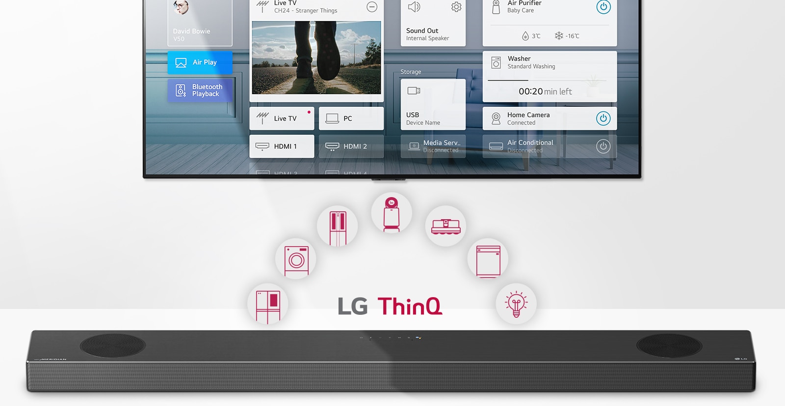 Televisio on seinällä. LG-soundbar-kaiutin on television alapuolella. LG ThinQ -logo ja ohjauspainikkeet näkyvät television ja LG -soundbar-kaiuttimen välissä.