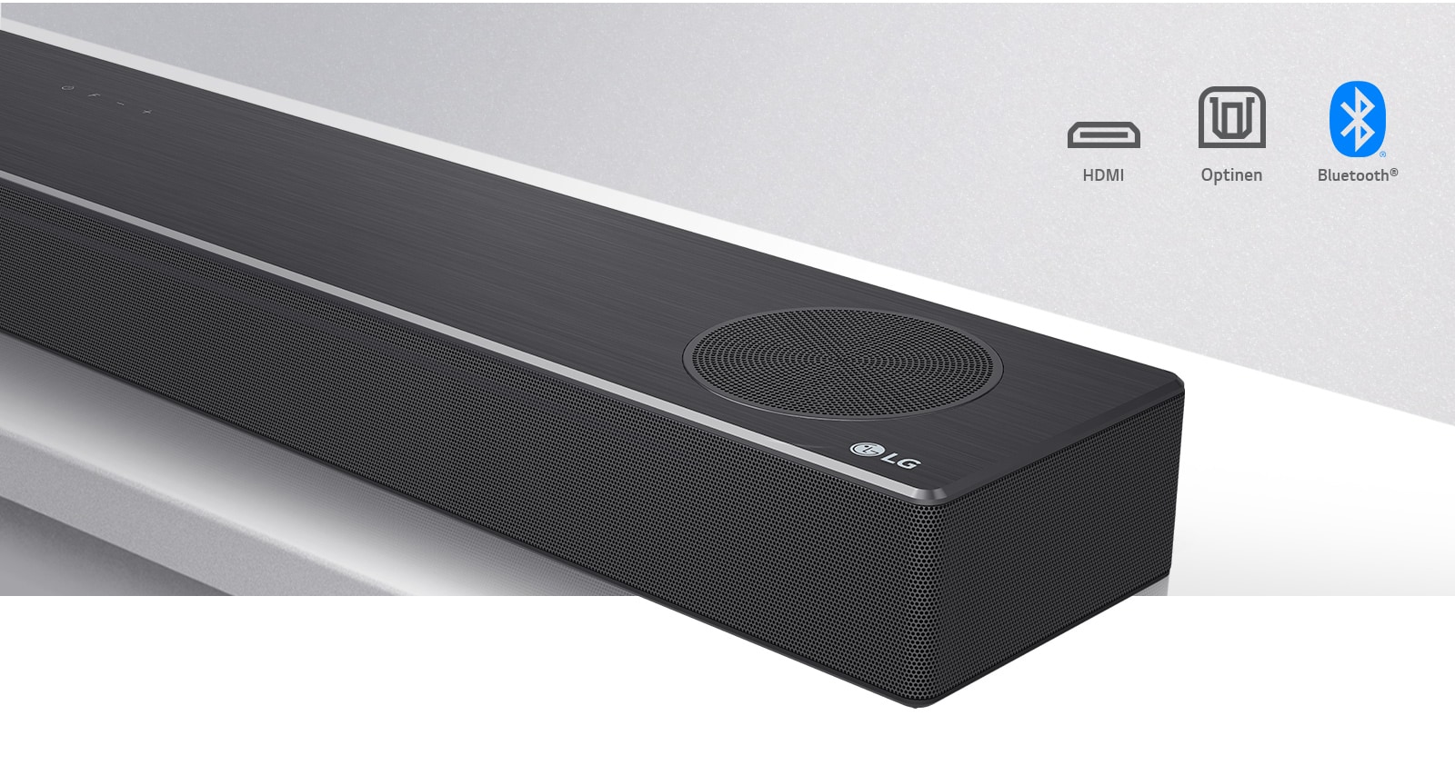 Lähikuva soundbar-kaiuttimen oikeasta reunasta, jonka oikeassa alakulmassa on LG-logo. Liitäntäkuvakkeet näkyvät tuotteen yläpuolella. 