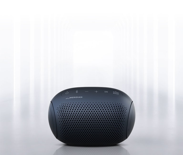 Valo kajastaa XBOOM Gon ympäriltä, ja XBOOM Gon etuosa on molemmista päistä näkyvillä.