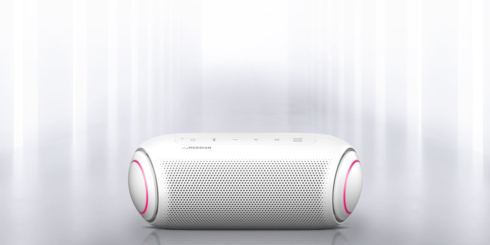 Valo kajastaa XBOOM Gon ympäriltä ja edestä, ja päiden magentavalaistus on näkyvissä.