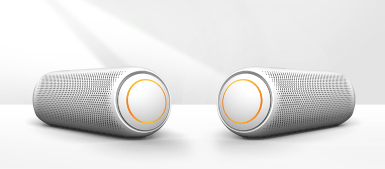 Valkoisella taustalla kaksi XBOOM Gota vastatusten. Kummassakin on punainen valaistus. 