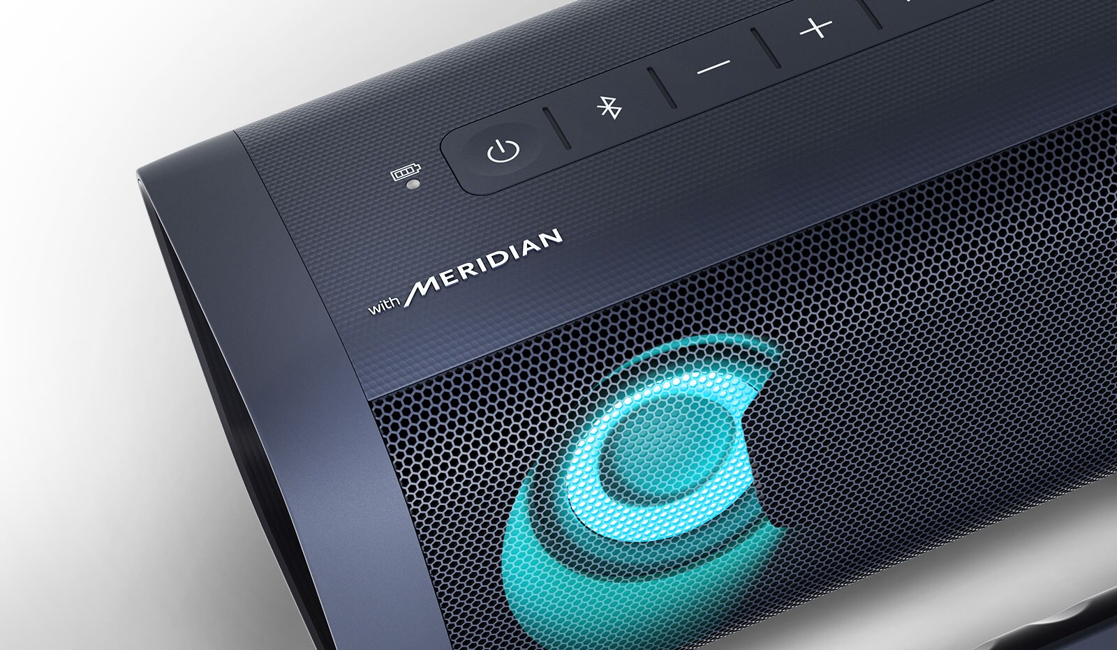 Valkoisella taustalla lähikuva LG XBOOM Gon Meridian-logosta magentavalaistuksessa. 