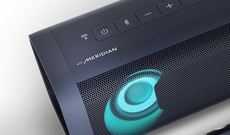 Valkoisella taustalla lähikuva LG XBOOM Gon Meridian-logosta magentavalaistuksessa. 