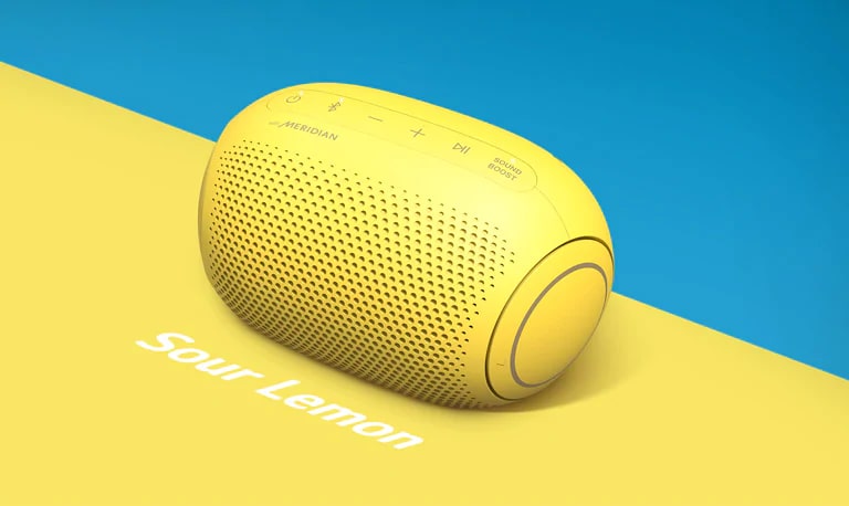 A lemon flavored Jellybean of LG XBOOM Go PL2S is placed on a blue and yellow background.