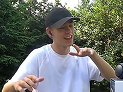 YouTube-käyttäjä käyttää TONE Free FN6 -nappikuulokkeita