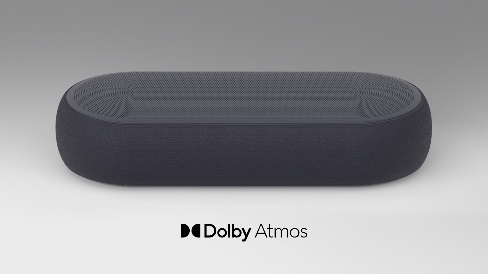 Kompakti soundbar-kaiutin valkoisella lattialla, ja sitten näytetään sisäiset ääniosat –- värisevä ääniaaltotehoste kuuluu soundbar-kaiuttimesta. Näkymä vaihtuu niin, että soundbar-kaiuttimen ulkopuoli näkyy, ja näkymä vaihtuu uudelleen niin, että soundbar-kaiutin näkyy viihtyisässä olohuoneessa. Ääniaaltotehoste kuuluu uudelleen soundbar-kaiuttimesta.