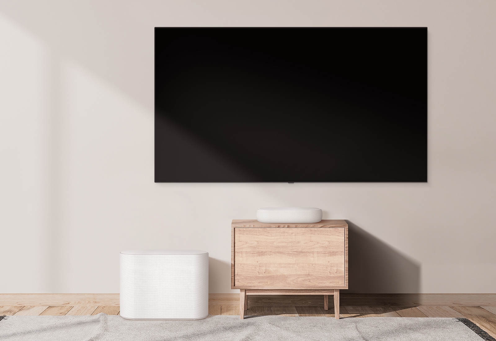 Leveän kaapin päällä on suuri soundbar-kaiutin, ja vasemmalla on alibassokaiutin. Näkymä vaihtuu, ja pienemmän kaapin päällä oleva kompakti soundbar-kaiutin tulee näkyviin, ja vasemmalla on alibassokaiutin.