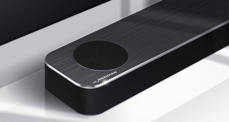 Kolmen soundbar-kaiuttimen vasen puoli