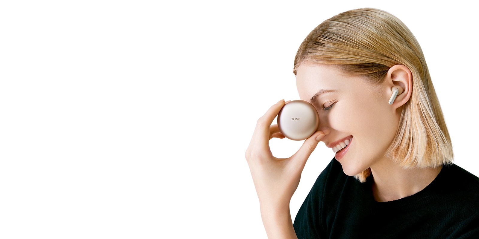 Kaksi nappikuuloketta kelluu mustalla taustalla