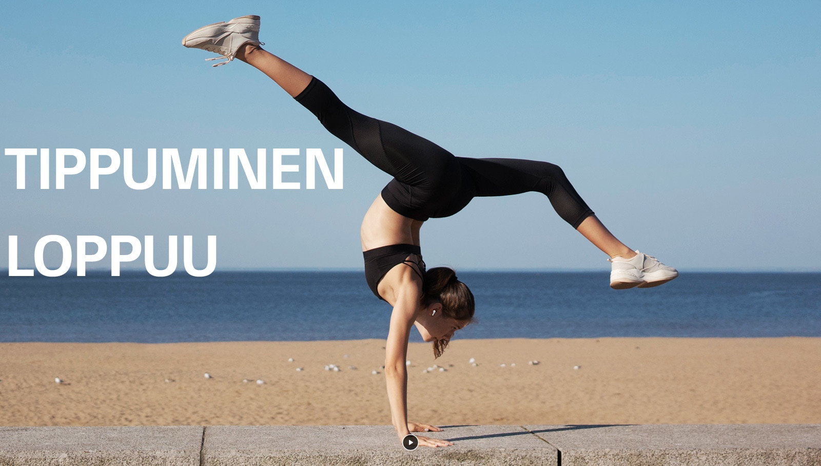 Kohtaus, jossa TONE Free -pukeutunut nainen ilmaisee istuvuuden seisomalla päällään korostaen, että kuulokkeet sopivat tiiviisti korviin eivätkä putoa ulos.