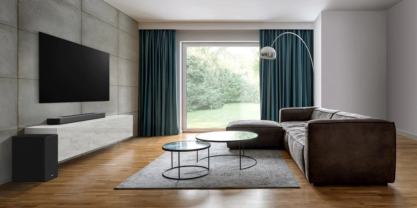 Isossa olohuoneessa on TV, soundbar-kaiutin ja alibassokaiutin. Soundbar-kaiuttimesta tulee aalto ja ruudukko, joka mittaa olohuoneen koko tilaa.