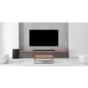 LG Soundbar SPD75YA, Alabassokaiutin, soundbar-kaiutin ja TV ovat valkoisessa olohuoneessa, SPD75YA, thumbnail 4