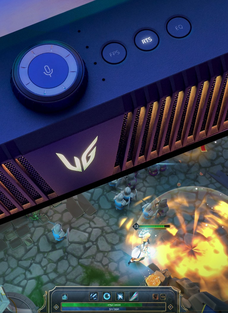 Pelikaiutin kuvattuna viistosuuntaisesti oranssilla valaistuna, ja näyttökuvan alareunassa näkyy pelinäkymä.