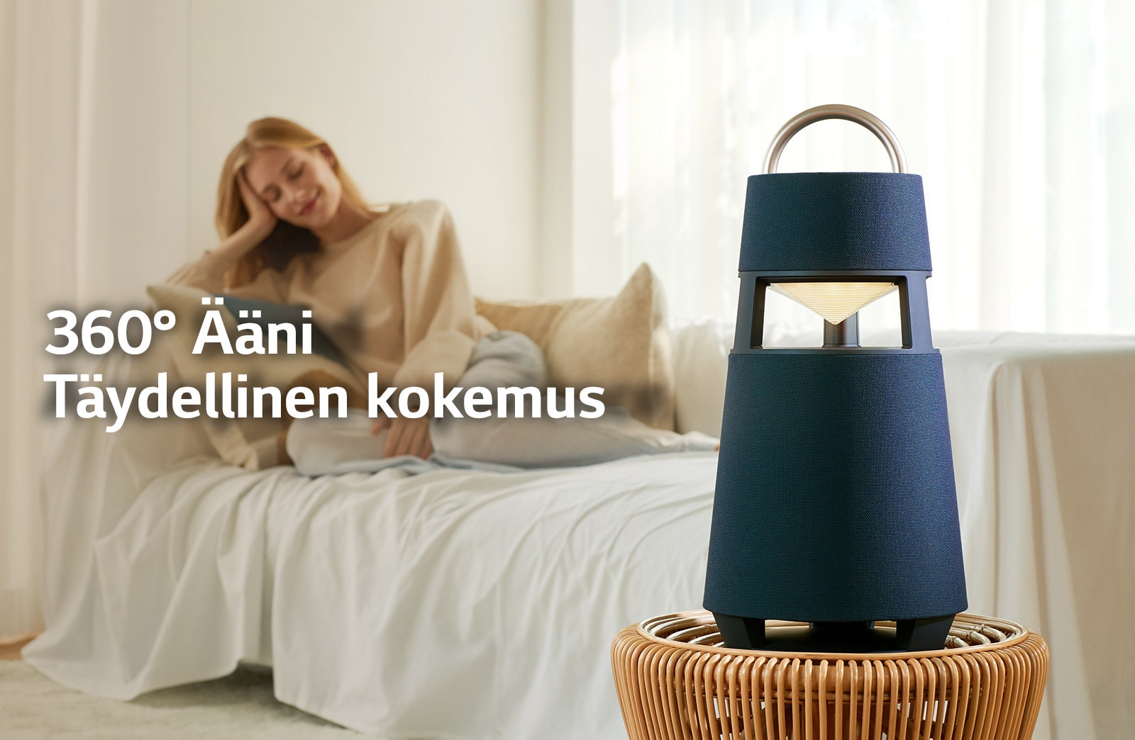 Kuva naisesta, joka istuu sohvalla ja kuuntelee musiikkia XBOOM 360: n edessä.