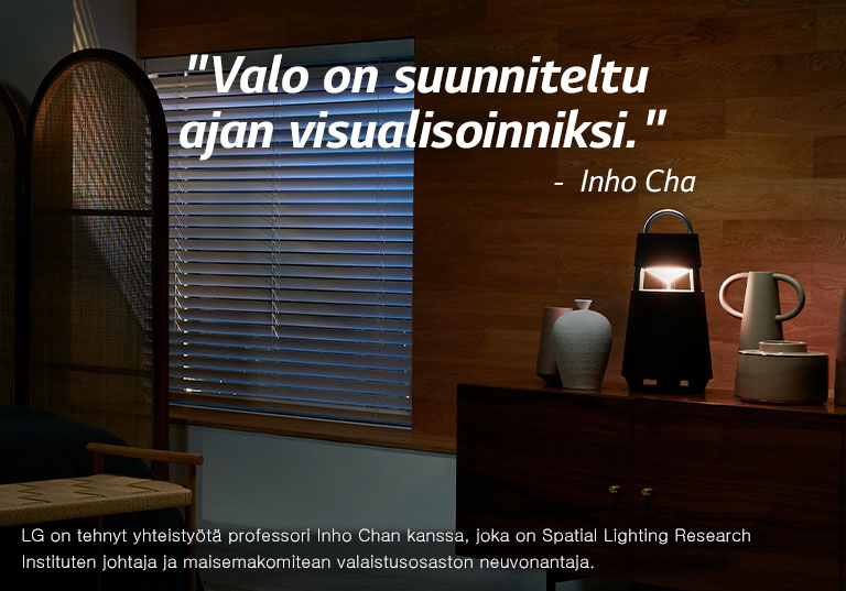 Kuva XBOOM 360: sta, joka syttyy hyllyllä pimeässä huoneessa. Kopio "Valo on suunniteltu ajan visualisoinniksi" kuvassa.