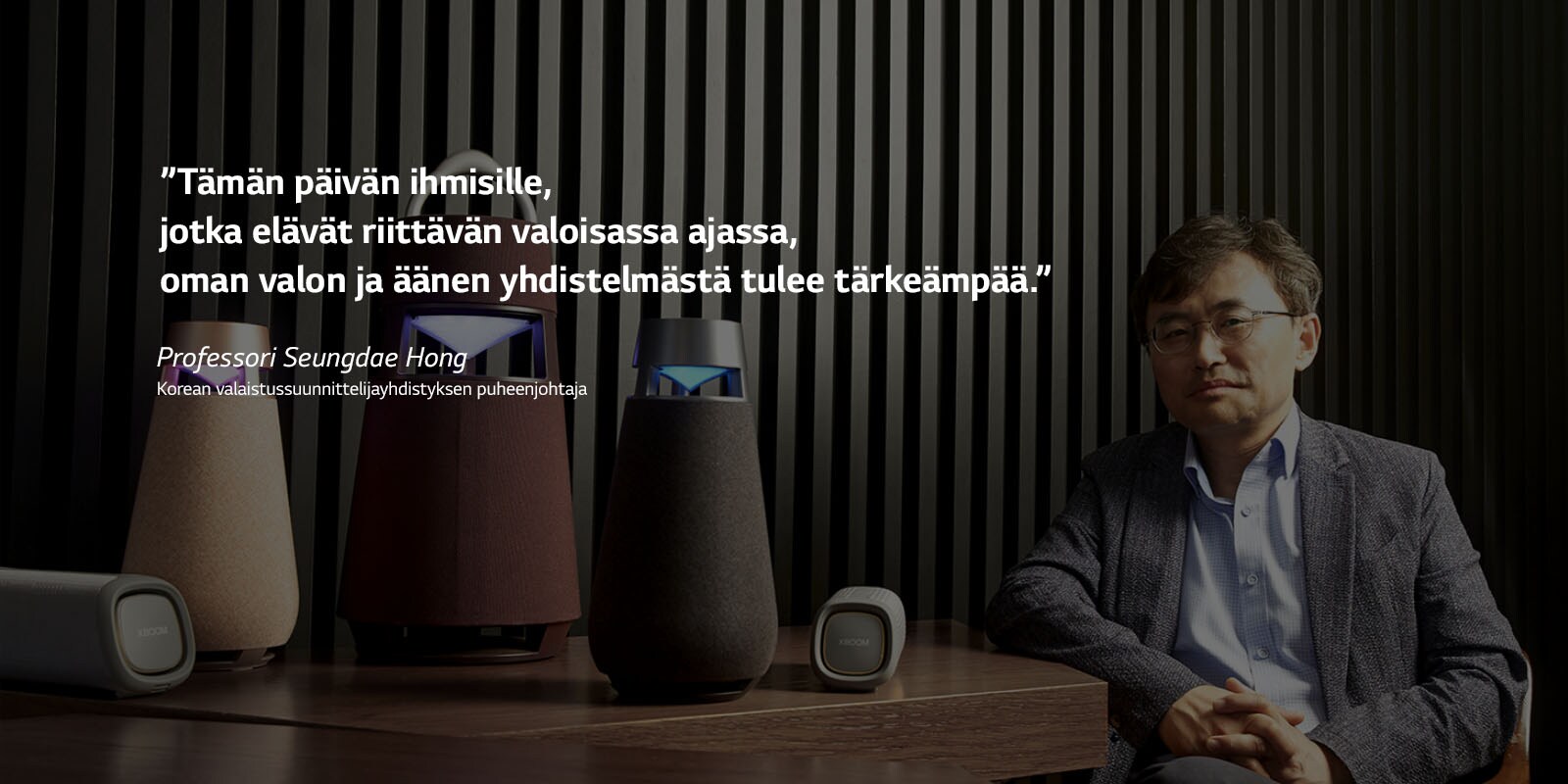 Kuvassa on professori Seungdae Hongista, Korean valaistussuunnittelijayhdistyksen puheenjohtaja, ja XBOOM-tuoteperhe pöydällä.