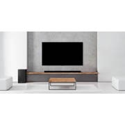 LG Soundbar SP9YT, Alabassokaiutin, soundbar-kaiutin ja TV ovat valkoisessa olohuoneessa, SP9YT, thumbnail 4