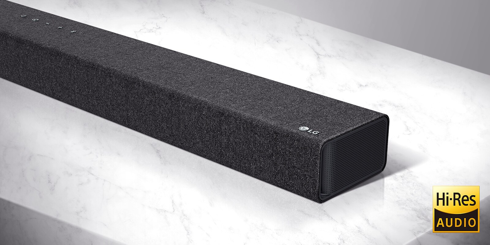 Lähikuva LG Soundbar -kaiuttimen oikeasta reunasta, jonka oikeassa alakulmassa on LG-logo.