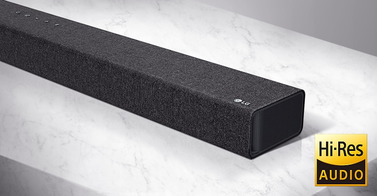 Lähikuva LG Soundbar -kaiuttimen oikeasta reunasta, jonka oikeassa alakulmassa on LG-logo.