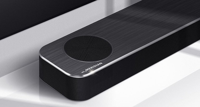 Kolmen soundbar-kaiuttimen vasen puoli