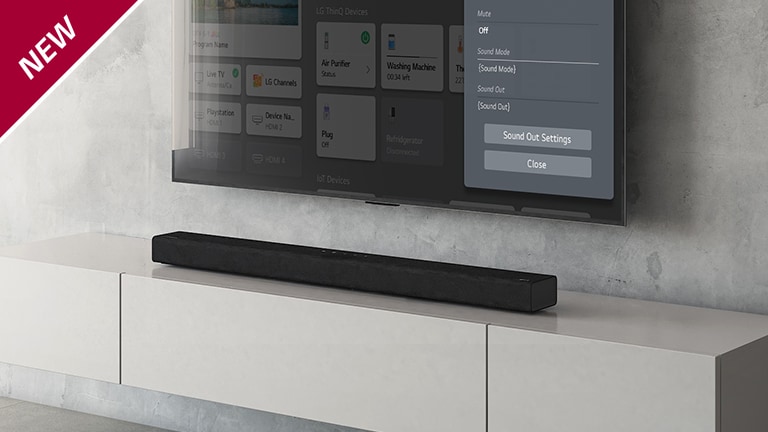 LG TV ripustettuna seinälle, Sound Barin asetusnäyttö näkyvissä. Alla LG Sound Bar S65Q on asetettu hyllylle. UUSI-merkki näkyy vasemmassa yläkulmassa.