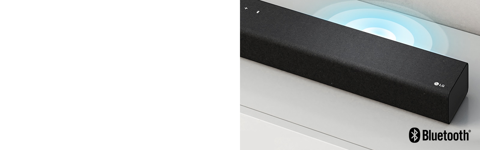 LG Sound Bar on valkoisella hyllyllä. Äänigrafiikka tulee ulos kaiuttimesta. LG-logo näkyy Sound Barin oikeassa kulmassa.
