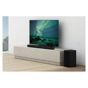 LG Soundbar S65Q, Sound bar on television alla valkoisessa olohuoneessa ja takakaiutin on sen oikealla puolella., S65Q, thumbnail 5