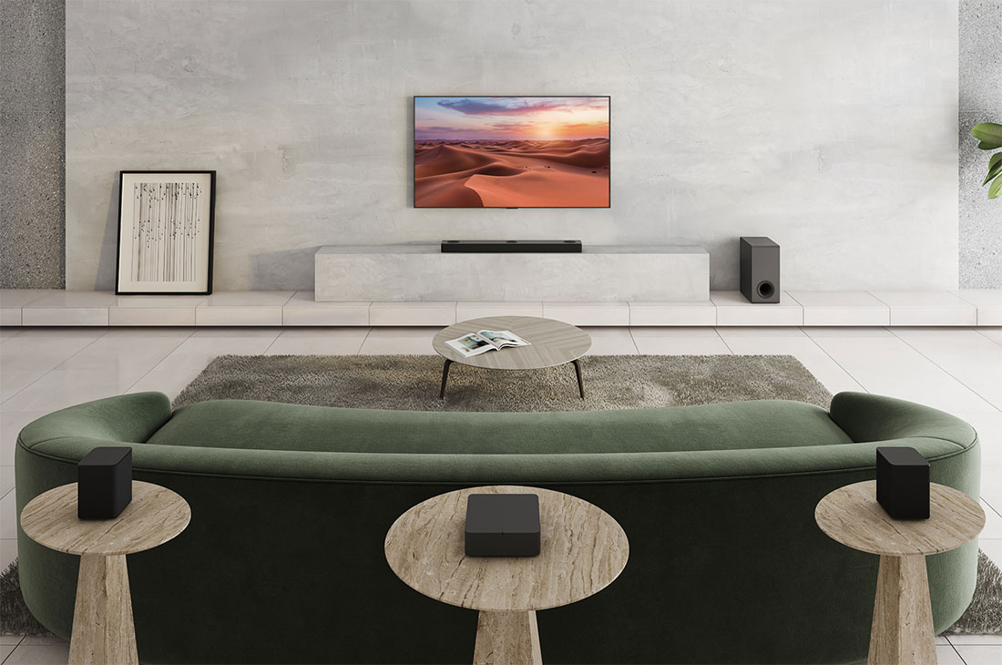 LG Soundbar S80QR, Alabassokaiutin, Sound Bar ja TV ovat valkoisessa olohuoneessa, S80QR, thumbnail 4