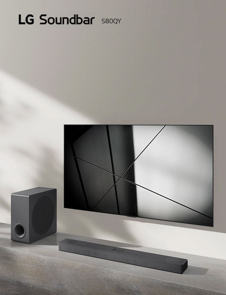LG Sound Bar S90QY ja LG:n televisio on sijoitettu yhdessä olohuoneeseen. Televisio on päällä, ja siinä näkyy mustavalkoinen kuva.