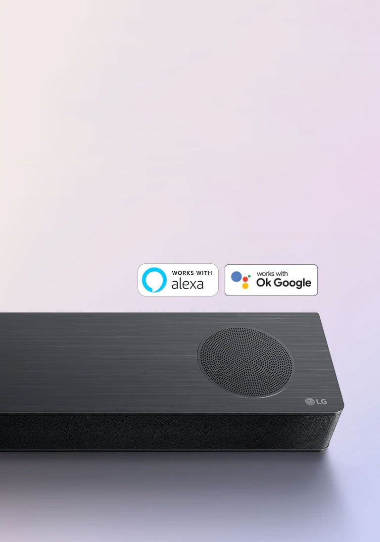 LG Sound Bar on sijoitettu lattialle, kuvassa näkyy LG-logo Sound Barin oikeassa kulmassa. Alexa- ja OK GOOGLE -logot on sijoitettu Sound Bariin.