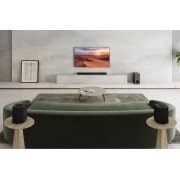 LG Soundbar S95QR, Alabassokaiutin, soundbar-kaiutin ja TV ovat valkoisessa olohuoneessa, S95QR, thumbnail 4