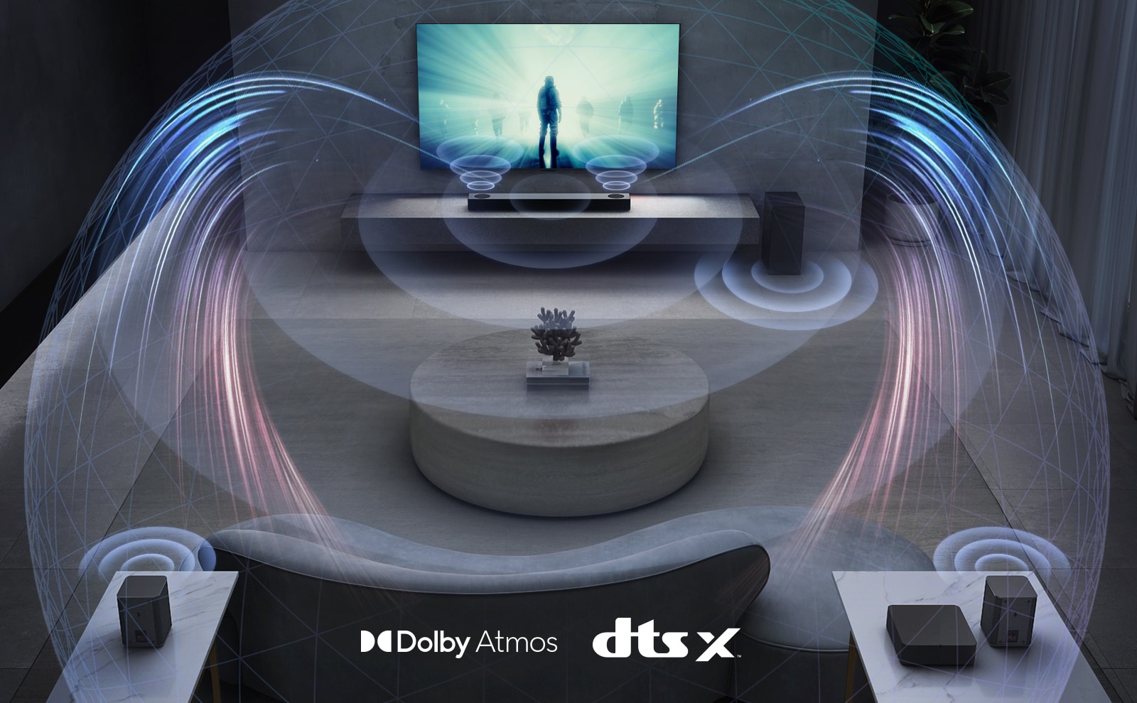 LG:n televisio on olohuoneen seinällä. Elokuvaa toistetaan televisioruudussa. LG Sound Bar on suoraan television alapuolella beigellä hyllyllä, ja takakaiutin on sijoitettu vasemmalle. Dolby Atmos- ja DTS:X -logo kuvan alhaalla keskellä.