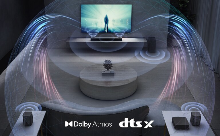 LG:n televisio on olohuoneen seinällä. Elokuvaa toistetaan televisioruudussa. LG Sound Bar on suoraan television alapuolella beigellä hyllyllä, ja takakaiutin on sijoitettu vasemmalle. Dolby Atmos- ja DTS:X -logo kuvan alhaalla keskellä.