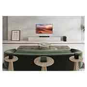 LG Soundbar S75QR, Sound bar on television alla valkoisessa olohuoneessa ja takakaiutin on sen oikealla puolella., S75QR, thumbnail 4