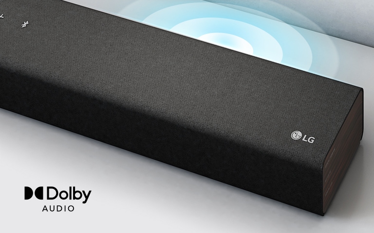 LG Sound Bar on valkoisella hyllyllä. Kaiuttimesta tulee äänigrafiikkaa. LG-logo näkyy soundbarin vasemmassa kulmassa.