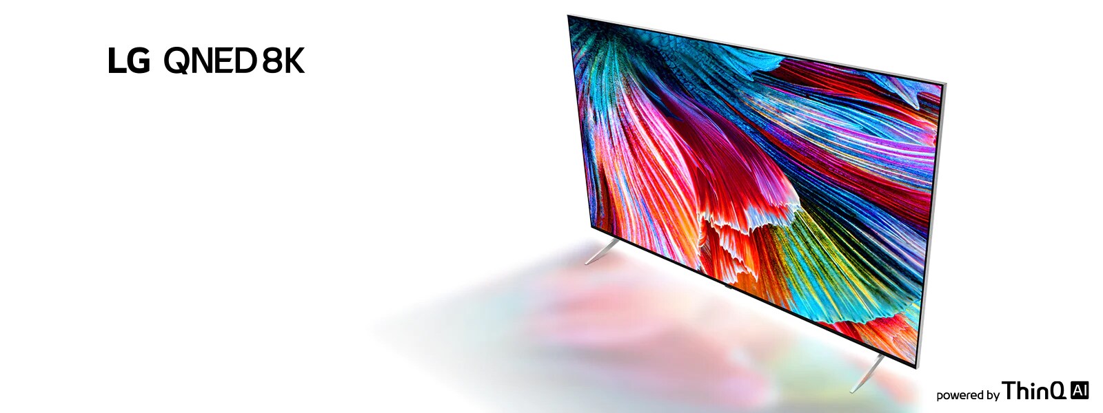 Kuva LG QNED 8K MiniLED -televisiosta harmaata taustaa vasten, ja näytön värit heijastuvat sen edessä olevalle maaperälle.