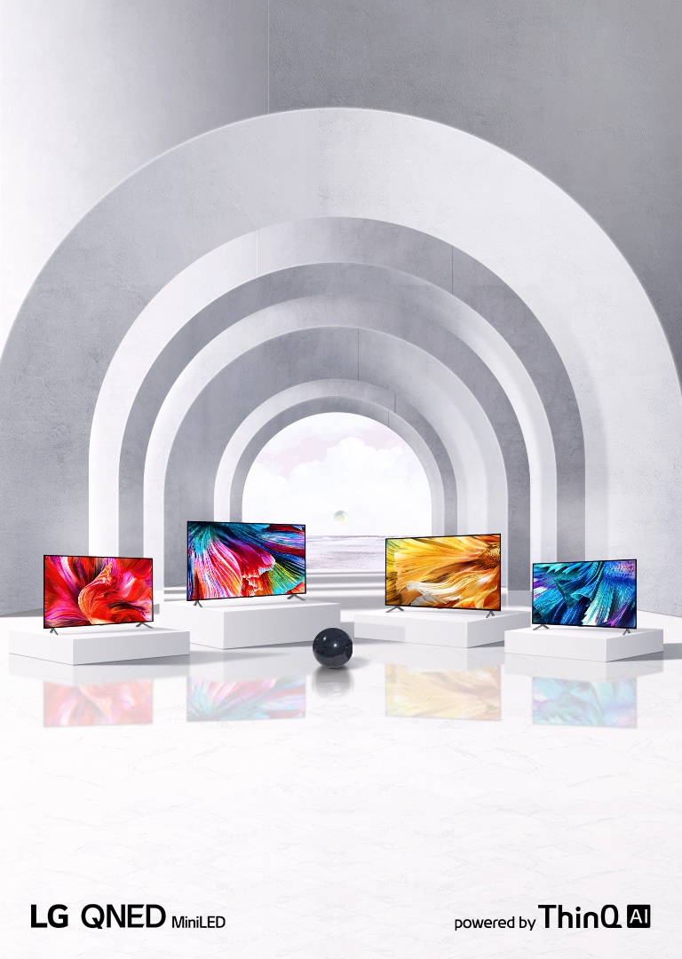 Kuva neljästä erikokoisesta LG QNED MiniLED -televisiosta, jotka on järjestetty valkoisille alustoille vaaleaan avoimeen tilaan, joka on peitetty kaarilla, ja jossa on musta pallo televisioiden edessä.