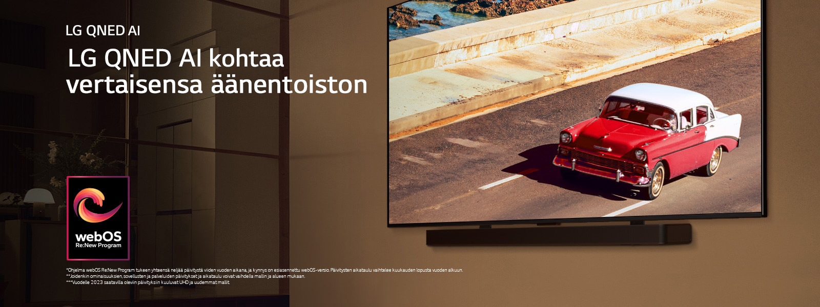 LG QNED TV ja Soundbar on asennettu himmeästi valaistun huoneen seinälle. Televisiossa näkyy punainen ajoneuvo tiellä. Kuvassa on "webOS Re:New Program" -logo. Vastuuvapauslausekkeessa lukee: ”Ohjelma webOS Re:New Program tukee yhteensä neljää päivitystä viiden vuoden aikana, ja kynnys on esiasennettu webOS-versio. Päivitysten aikataulu vaihtelee kuukauden lopusta vuoden alkuun.” ”Joidenkin ominaisuuksien, sovellusten ja palveluiden päivitykset ja aikataulu voivat vaihdella mallin ja alueen mukaan.”