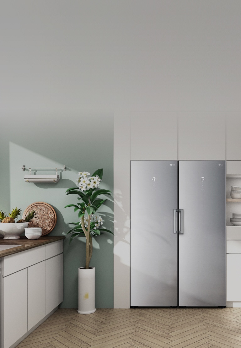 Kuva jääkaapista sekä pakastimesta edestäpäin, kuvasta näkyy, miten jääkaappi sulautuu täydellisesti nykyaikaiseen keittiöön.