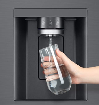 Ihminen kaataa vettä kuppiin jääkaapin annostelijasta